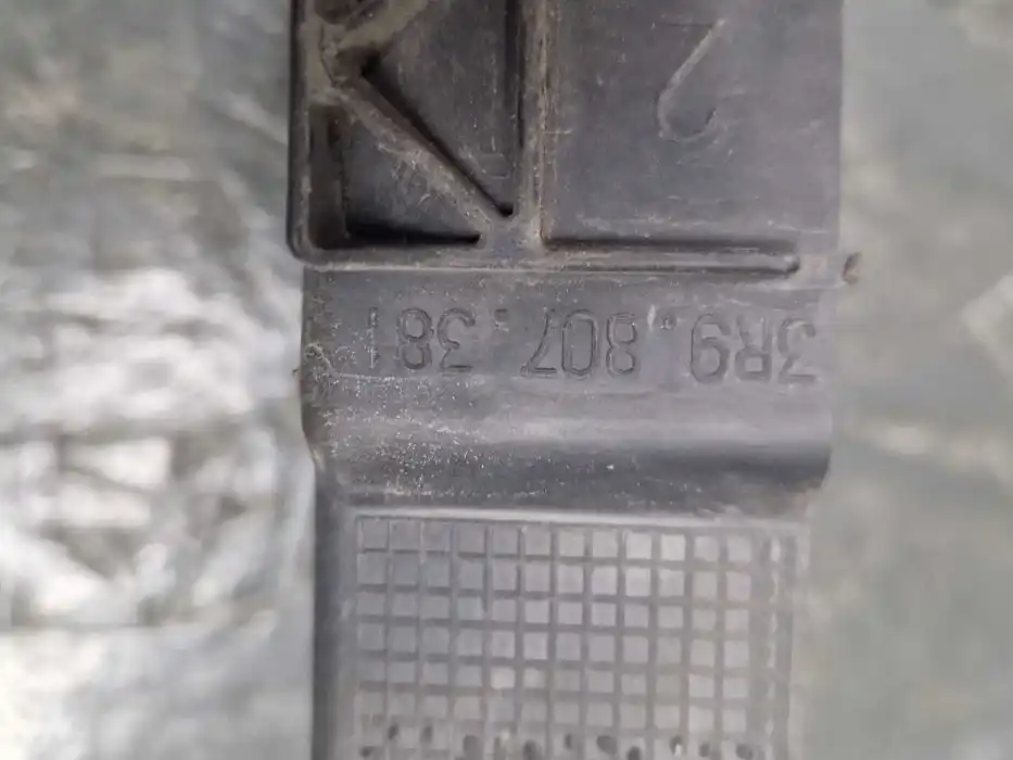Ślizg Zderzaka Tył  Środkowy Seat Exeo 3R9.807.381