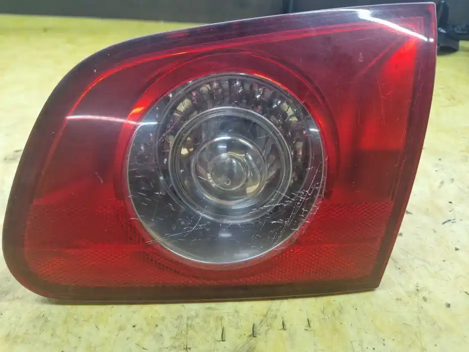 Lampa Vw Passat B6 w Klapę Prawa 3C9.945.094