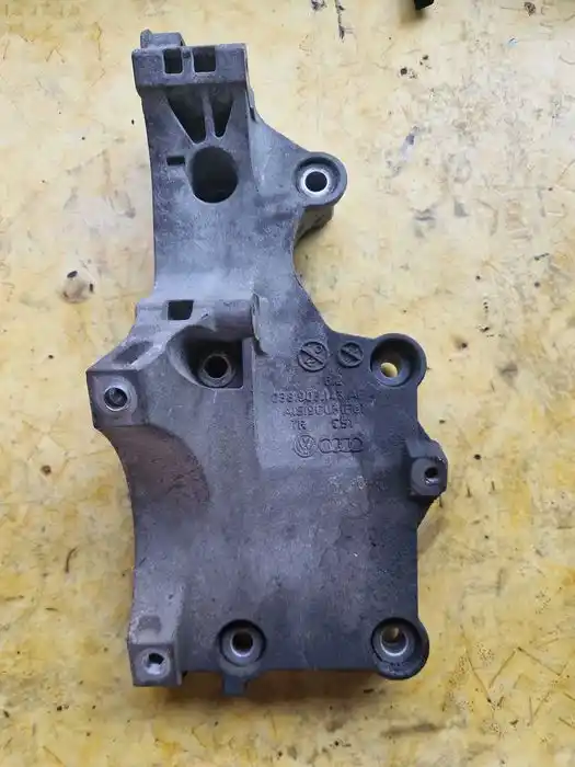 Łapa Alternatora Kompresora Vw Audi Seat Skoda 038.903.143AL