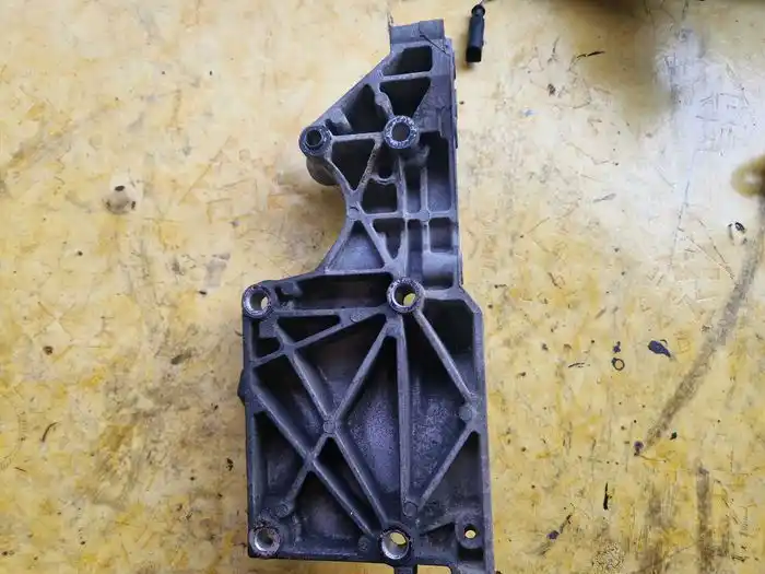 Łapa Alternatora Kompresora Vw Audi Seat Skoda 038.903.143AL
