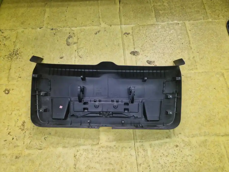 Osłona Tylnej Klampy Vw Passat B6 Kombi 3C9.867.605.D/E