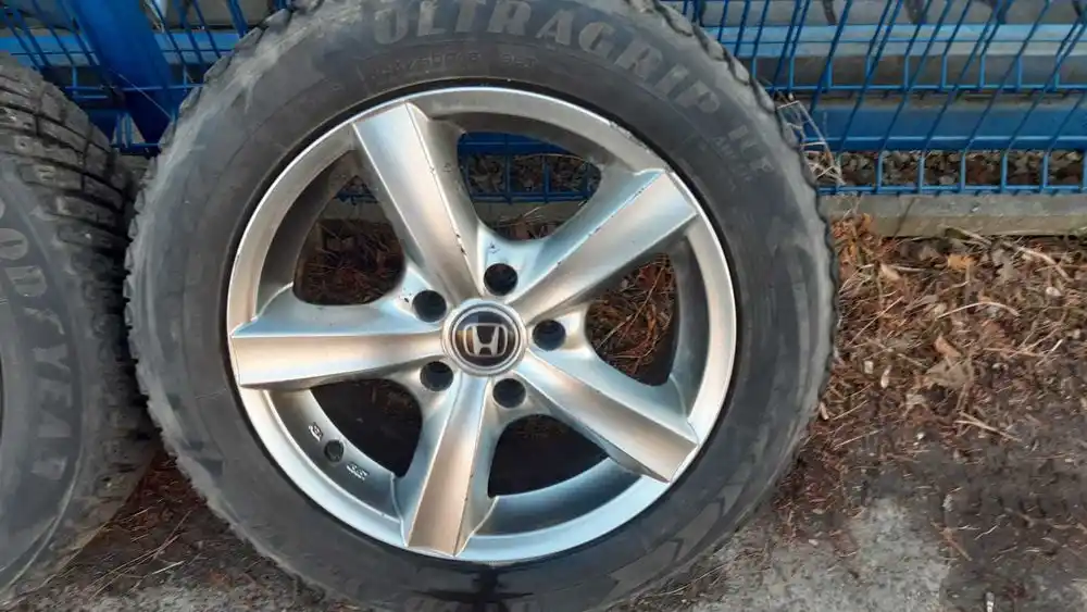 HONDA CIVIC Accord  FRV  koła 16  zima GoodYear 205/60/16 pod kolec