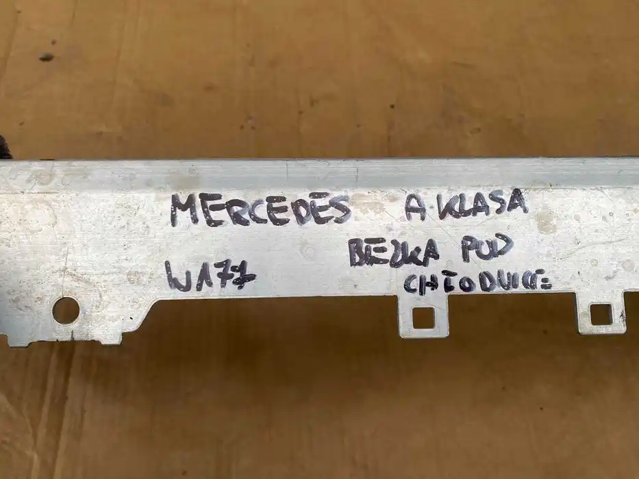 Mercedes W177 W247 Belka Pod Chłodnice