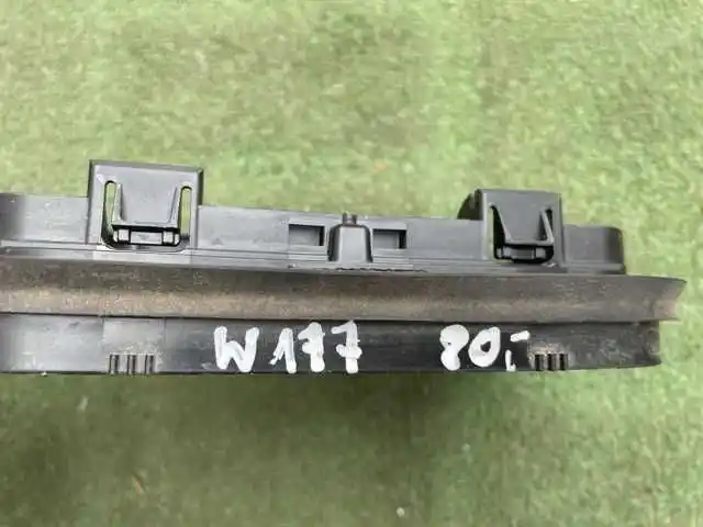 Mercedes A Klasa w 177- Wylot Dekompresyjny
