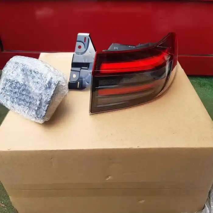 Honda HRV III Lampa Tył Tylna Prawa OEM
