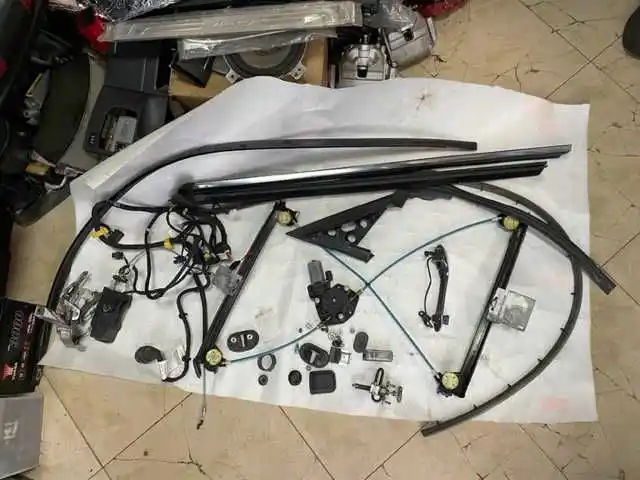 Maserati Granturismo listwa drzwi lewa + inne