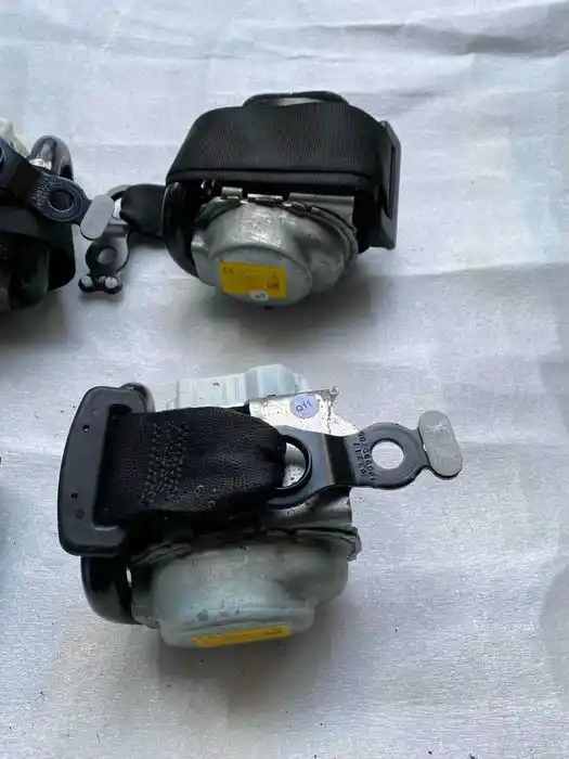 Mercedes C Klasa W205 Komplet Pasów Bezpieczeństwa Przód Tył