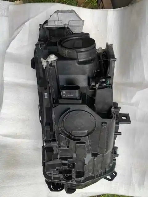 Lampa prawa przód mercedes eqb  europa uszkodzona