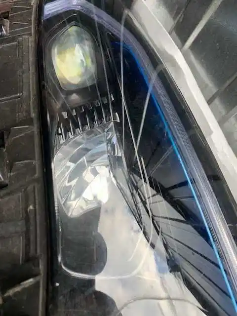Lampa prawa przód mercedes eqb  europa uszkodzona