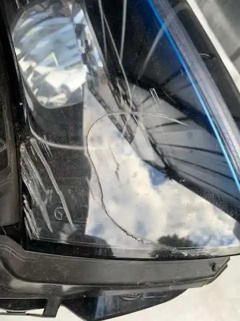 Lampa prawa przód mercedes eqb  europa uszkodzona