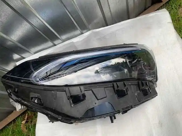 Lampa prawa przód mercedes eqb  europa uszkodzona