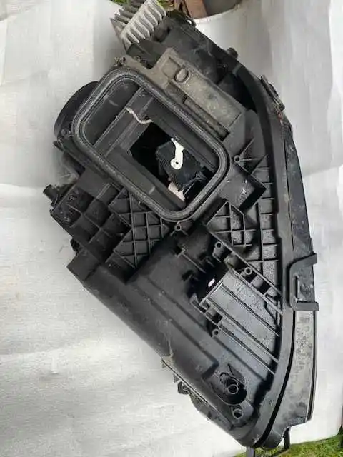 Lampa prawa przód mercedes eqb  europa uszkodzona