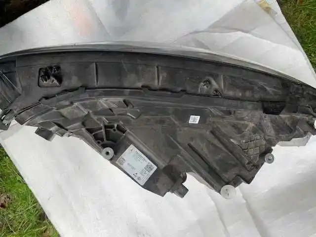 Lampa prawa przód mercedes eqb  europa uszkodzona