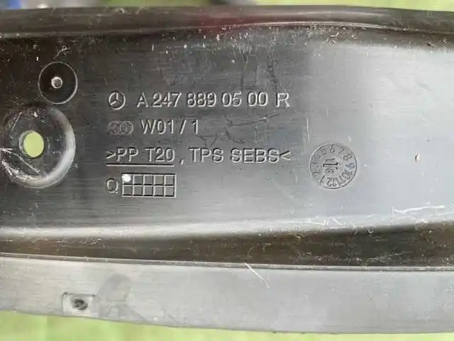 Mercedes B Klasa w247-  Plastik Błotnika Prawy Przód