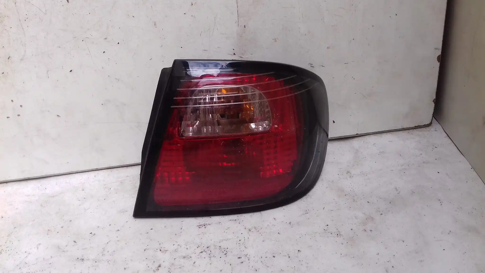 LAMPA PRAWY TYŁ TYLNA NISSAN PRIMERA P11 SEDAN LIFT 99-