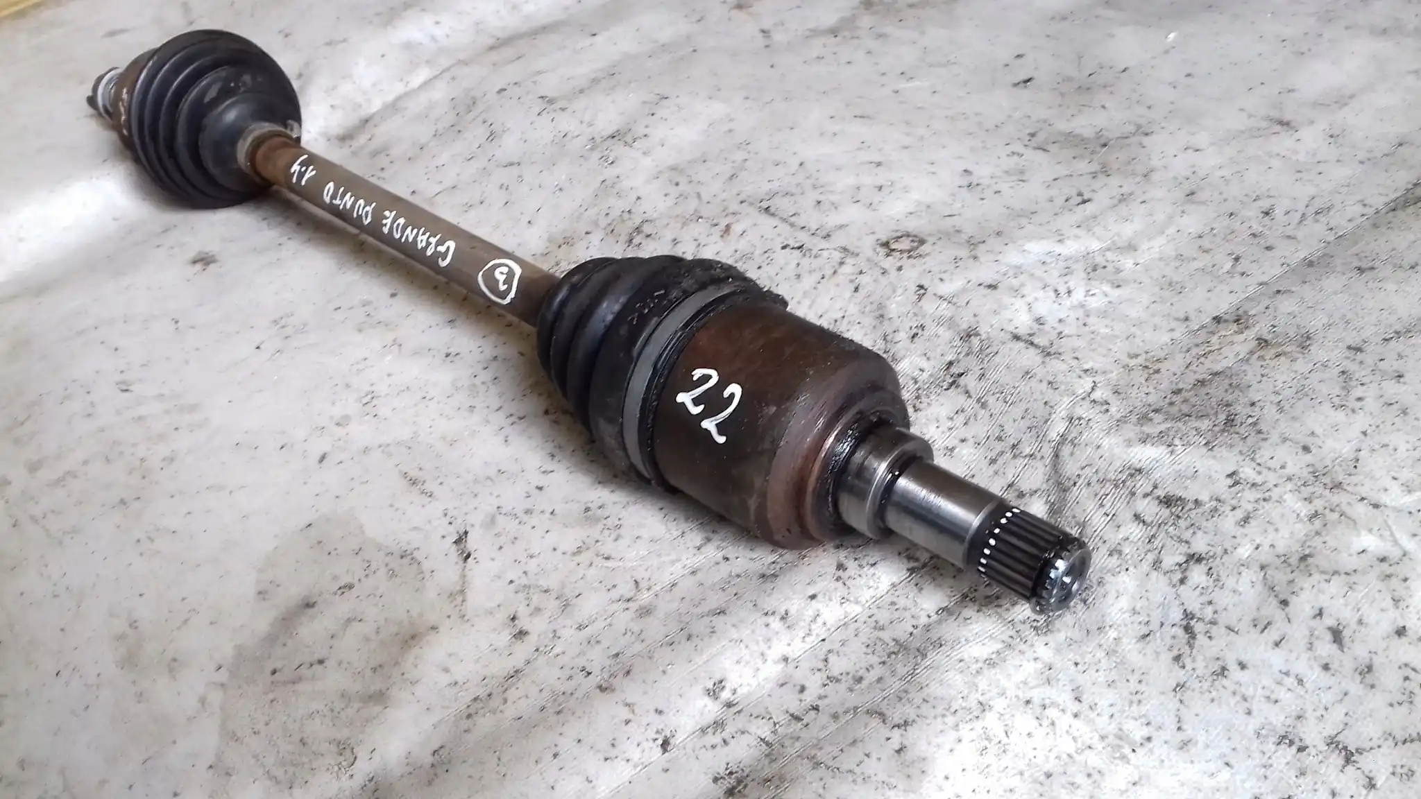 PÓŁOŚ LEWA KRÓTKA FIAT GRANDE PUNTO 1.4 8V 05-
