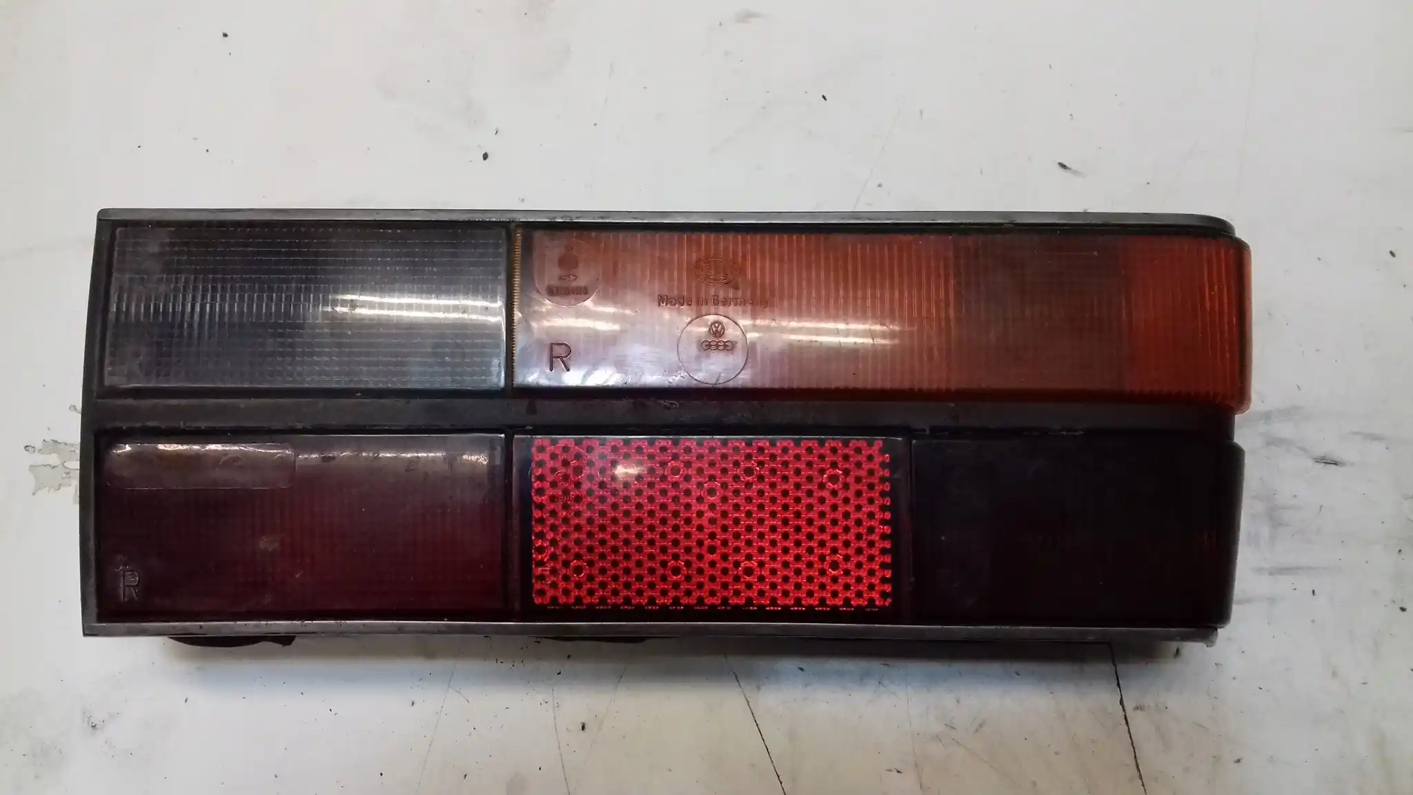 LAMPA PRAWY TYŁ HELLA AUDI 100 C2 76-