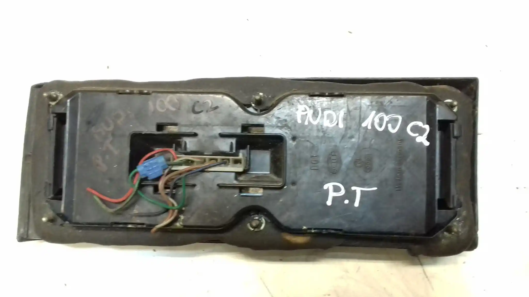LAMPA PRAWY TYŁ HELLA AUDI 100 C2 76-