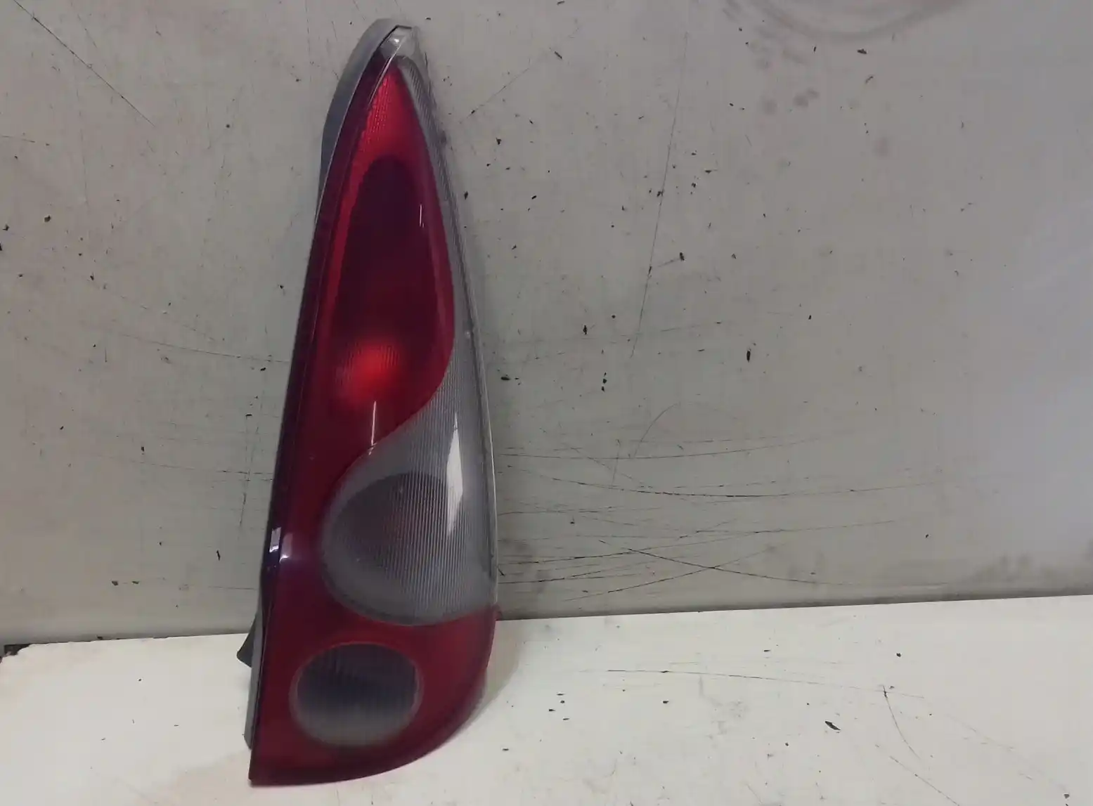 LAMPA PRAWY TYŁ TYLNA TOYOTA YARIS VERSO 99-03