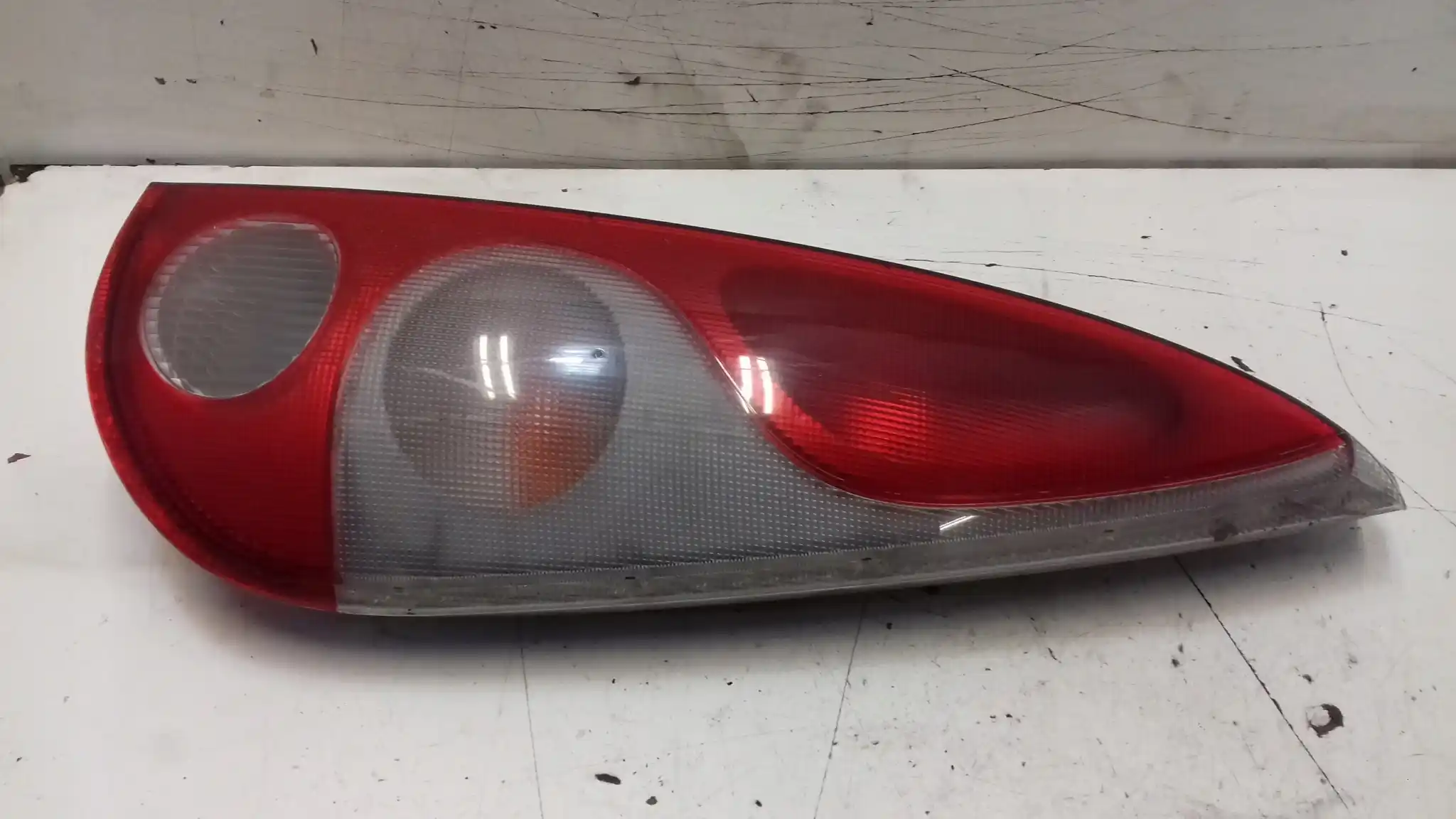 LAMPA PRAWY TYŁ TYLNA TOYOTA YARIS VERSO 99-03