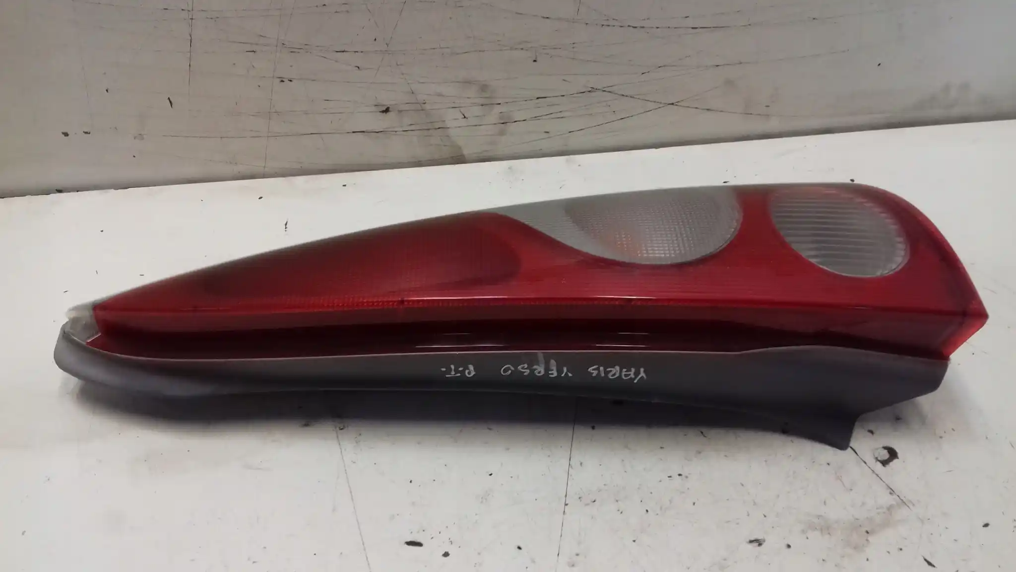 LAMPA PRAWY TYŁ TYLNA TOYOTA YARIS VERSO 99-03