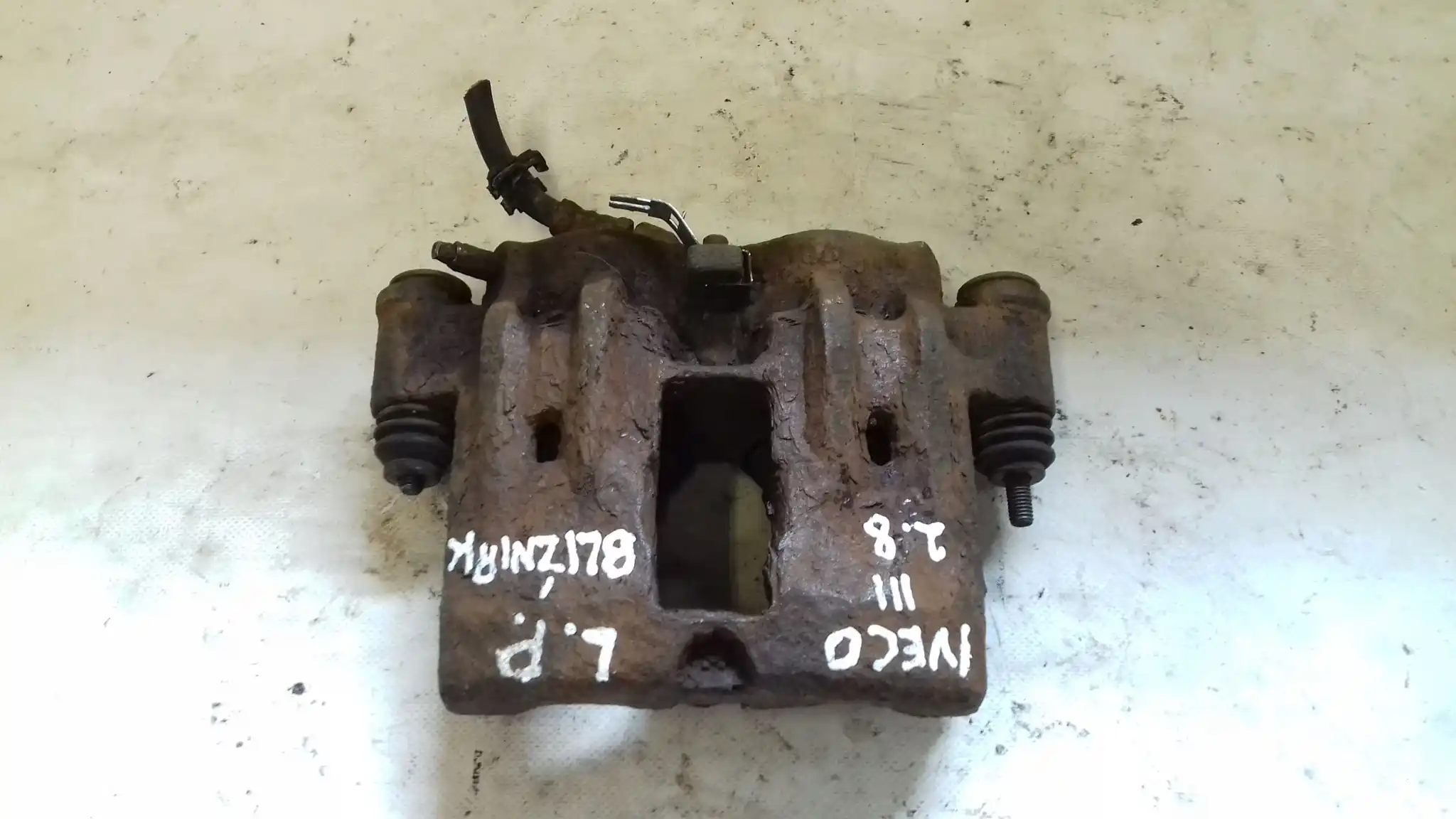 ZACISK LEWY PRZÓD IVECO III 2.8 TD 99-06 BLIŹNIAK