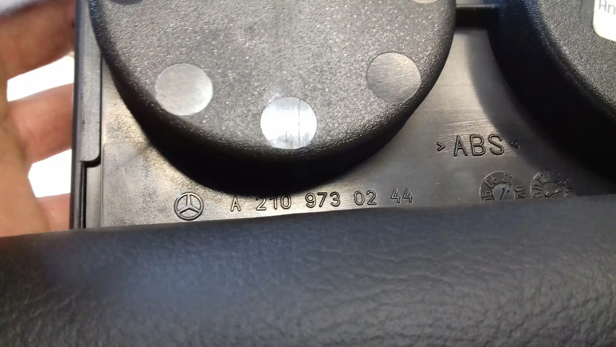 PODŁOKIETNIK UCHWYT TYŁ MERCEDES W210 LIFT 99-