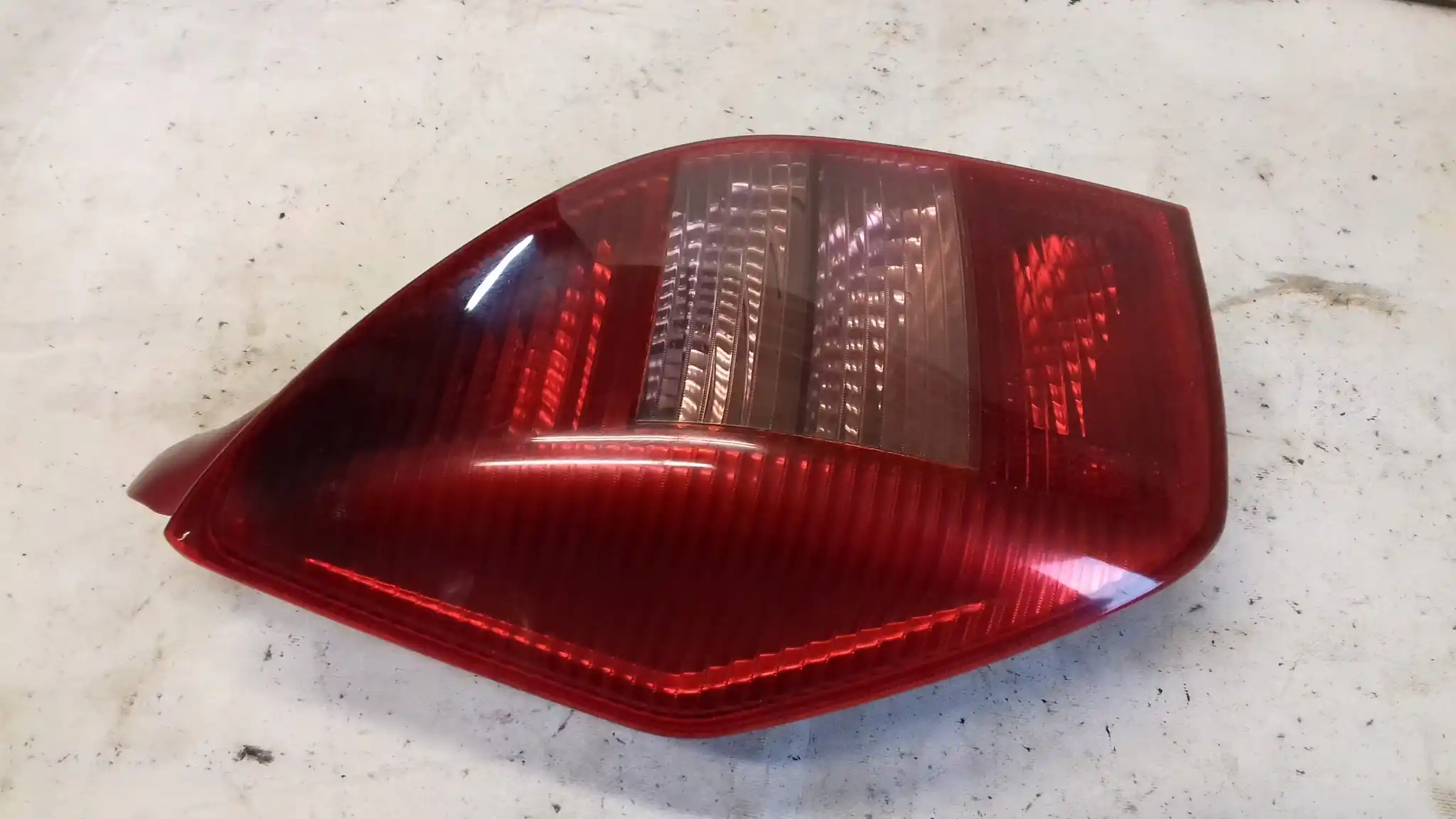 LAMPA LEWY TYŁ TYLNA CITROEN C2 03-05