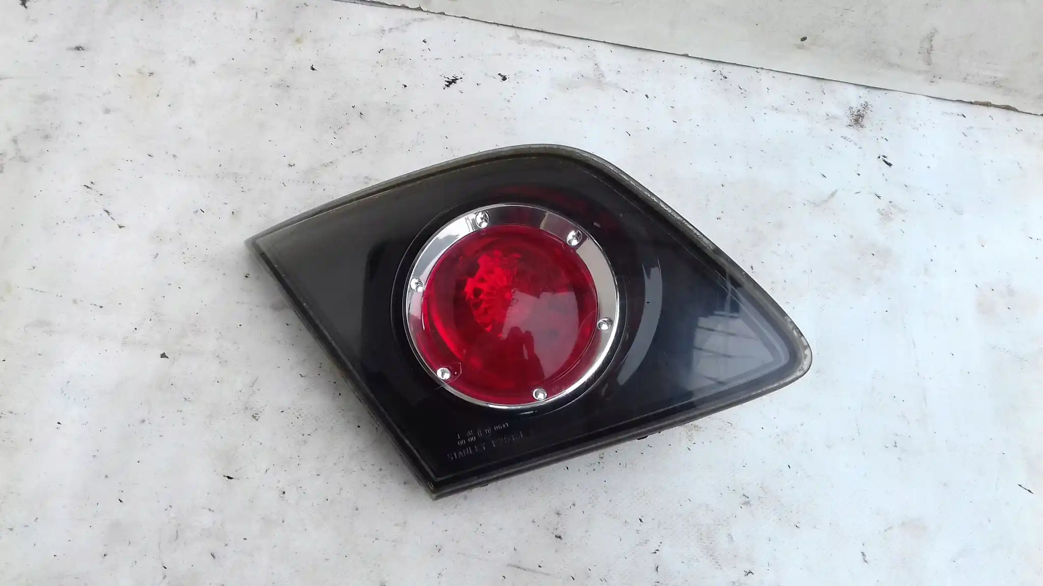 LAMPA KLAPY LEWY TYŁ MAZDA 3 I BK HATCHBACK 03-