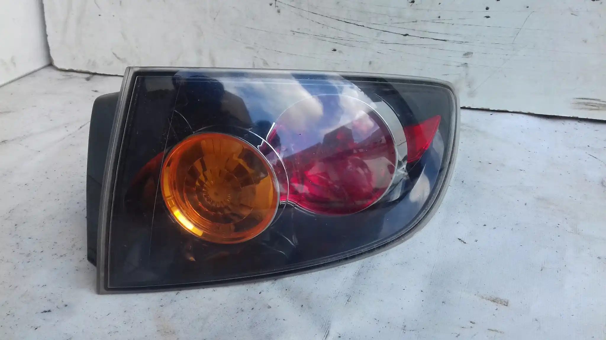 LAMPA PRAWY TYŁ TYLNA MAZDA 3 BK SEDAN 04-