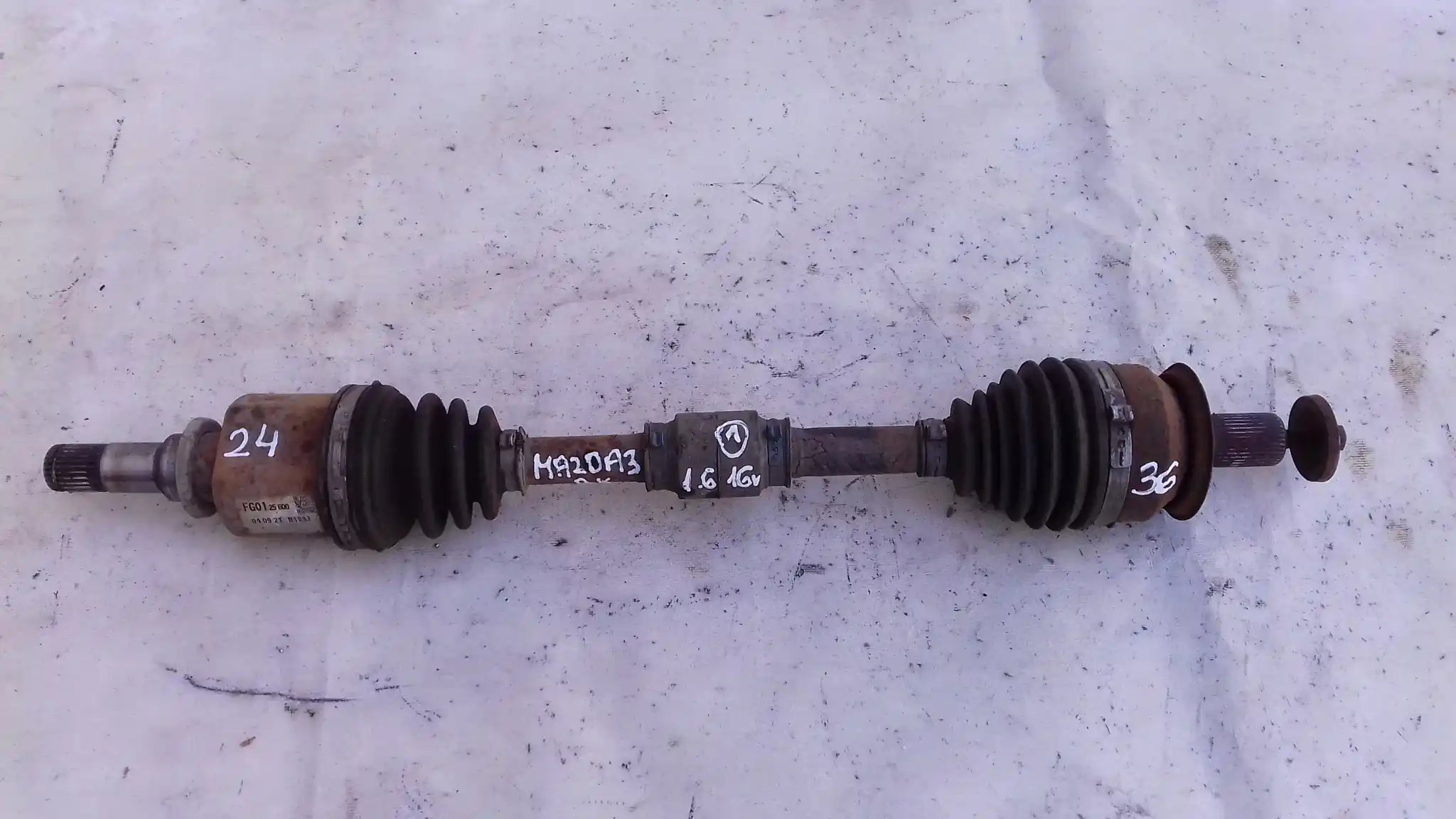 PÓŁOŚ LEWA KRÓTKA 36/24 FG0125600 MAZDA 3 BK 1.6 16V 03-