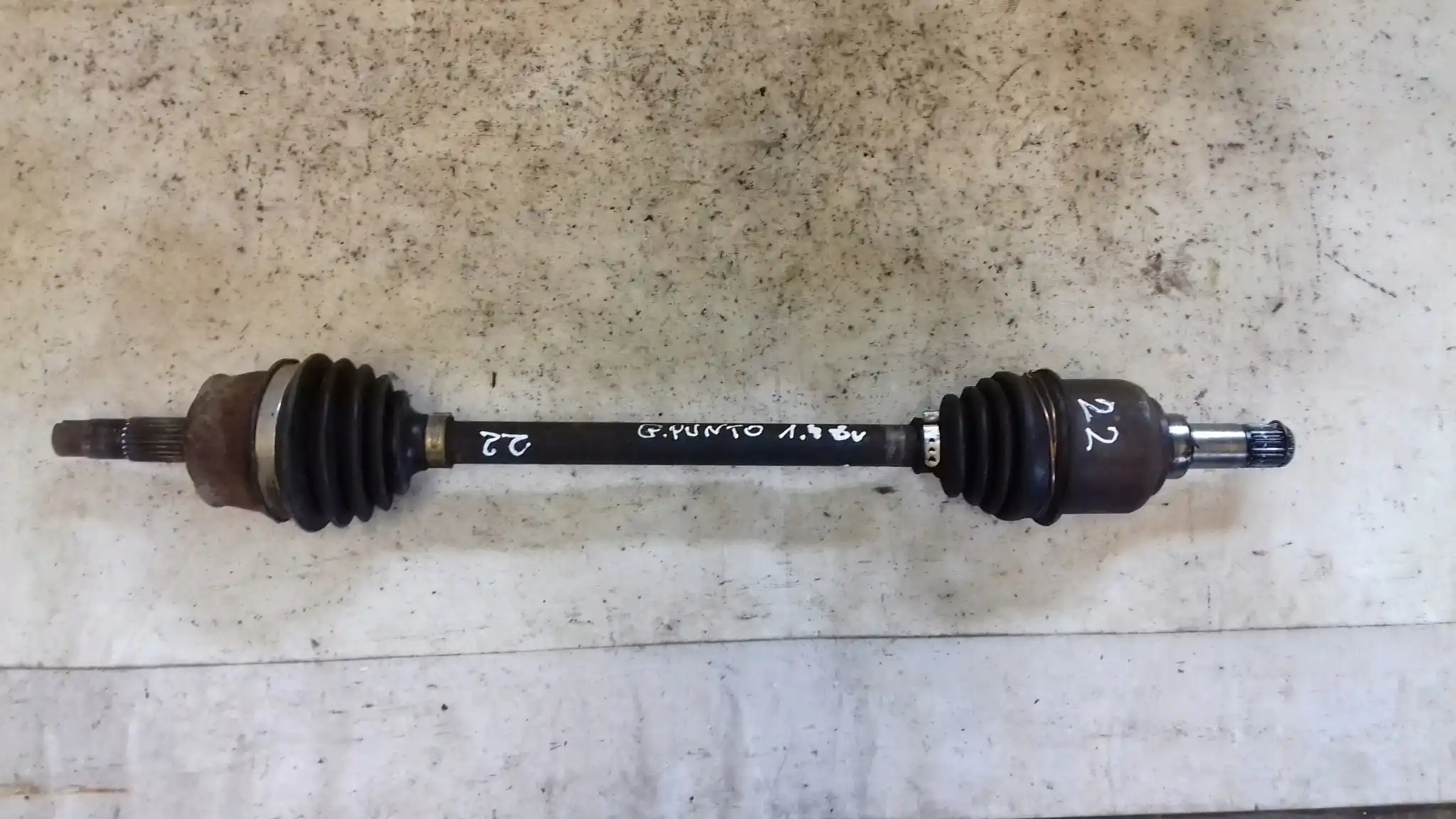 PÓŁOŚ LEWA KRÓTKA FIAT GRANDE PUNTO 1.4 8V 05-
