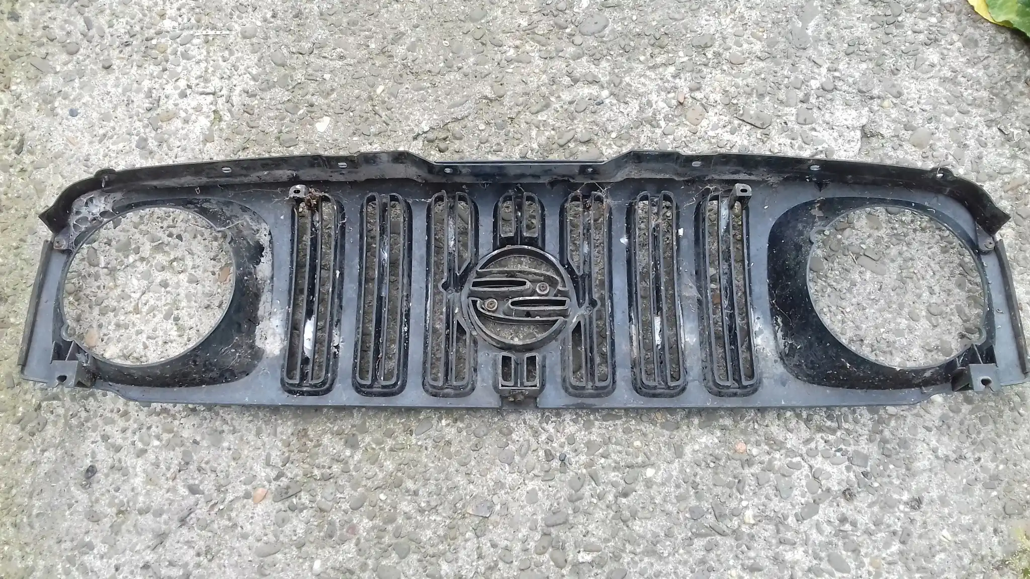 GRILL ATRAPA CHŁODNICY PRZÓD SSANGYONG KORANDO 96-