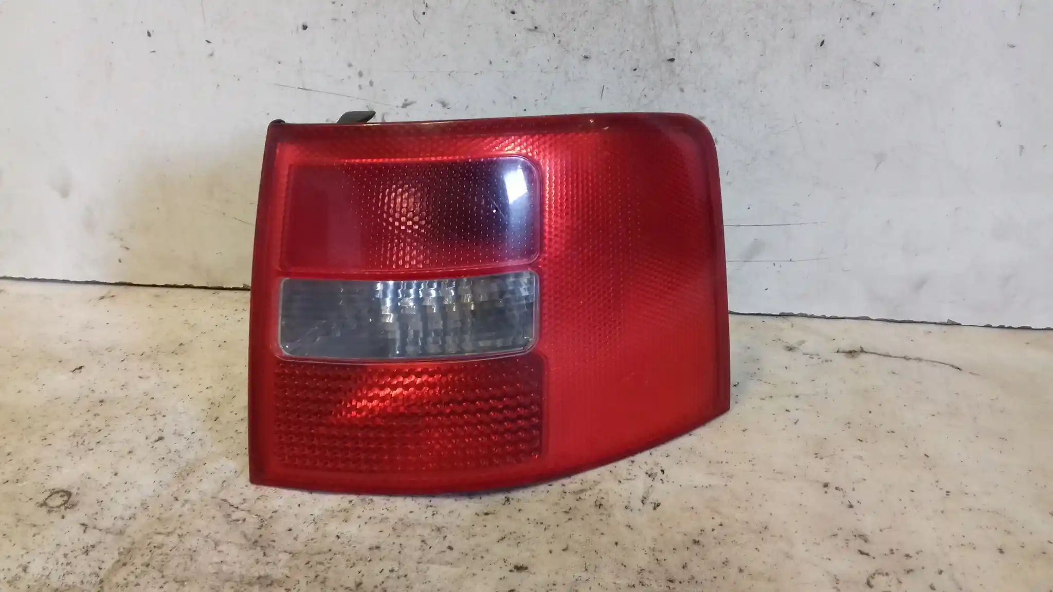 LAMPA PRAWY TYŁ TYLNA 4B9945096F AUDI A6 C5 KOMBI LIFT 01-