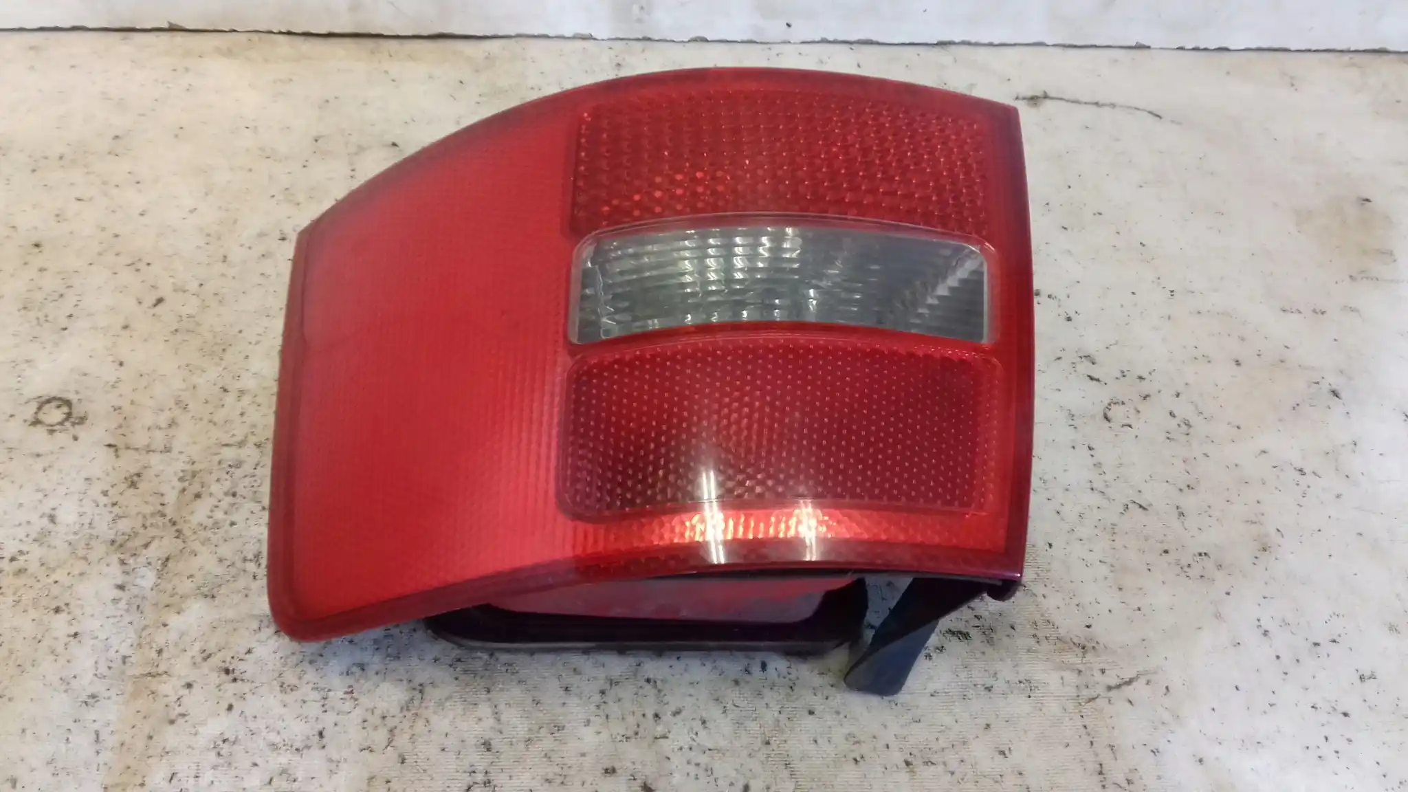 LAMPA PRAWY TYŁ TYLNA 4B9945096F AUDI A6 C5 KOMBI LIFT 01-