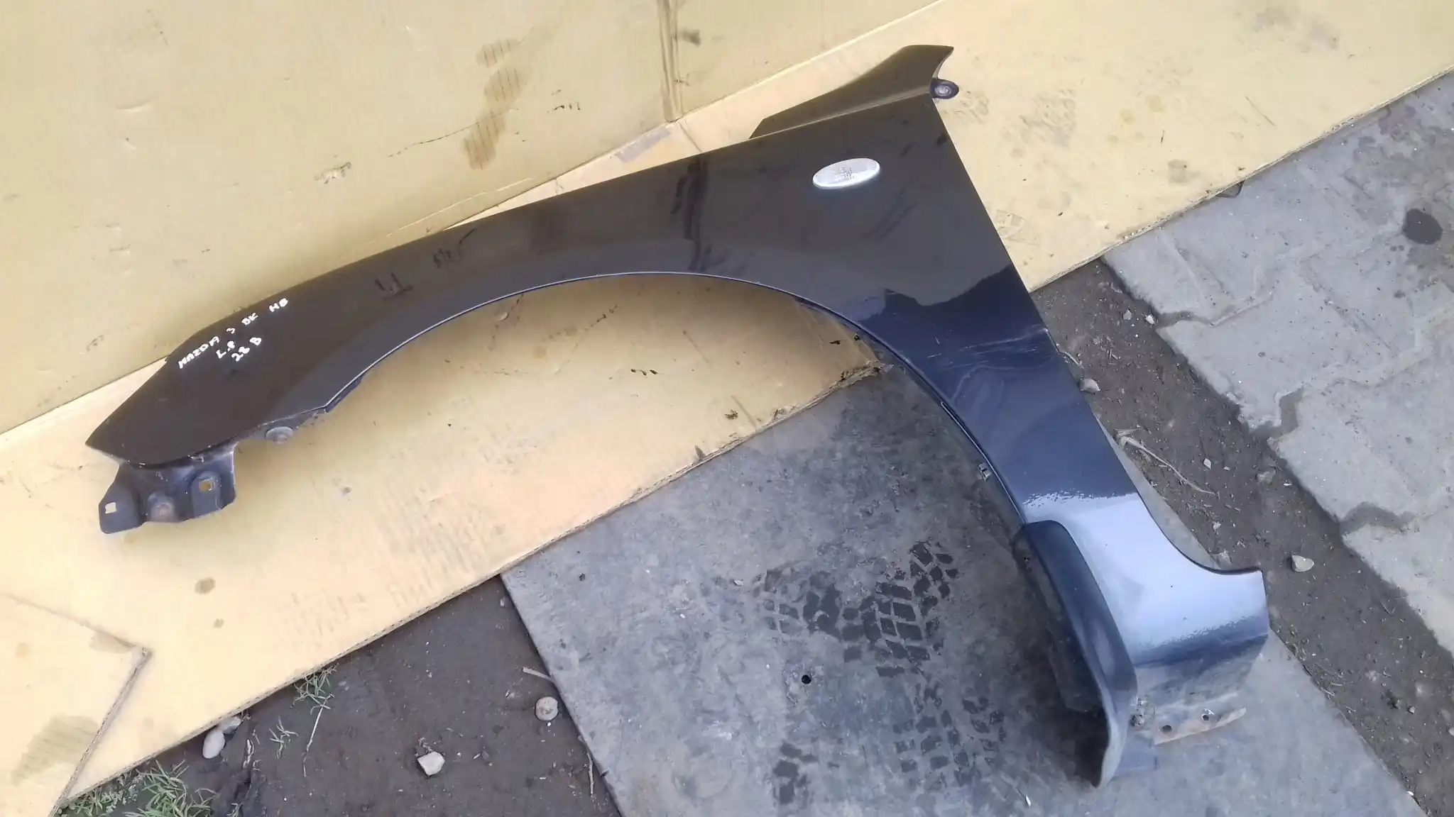 BŁOTNIK LEWY PRZÓD PRZEDNI MAZDA 3 BK HB 5D 03- 28B