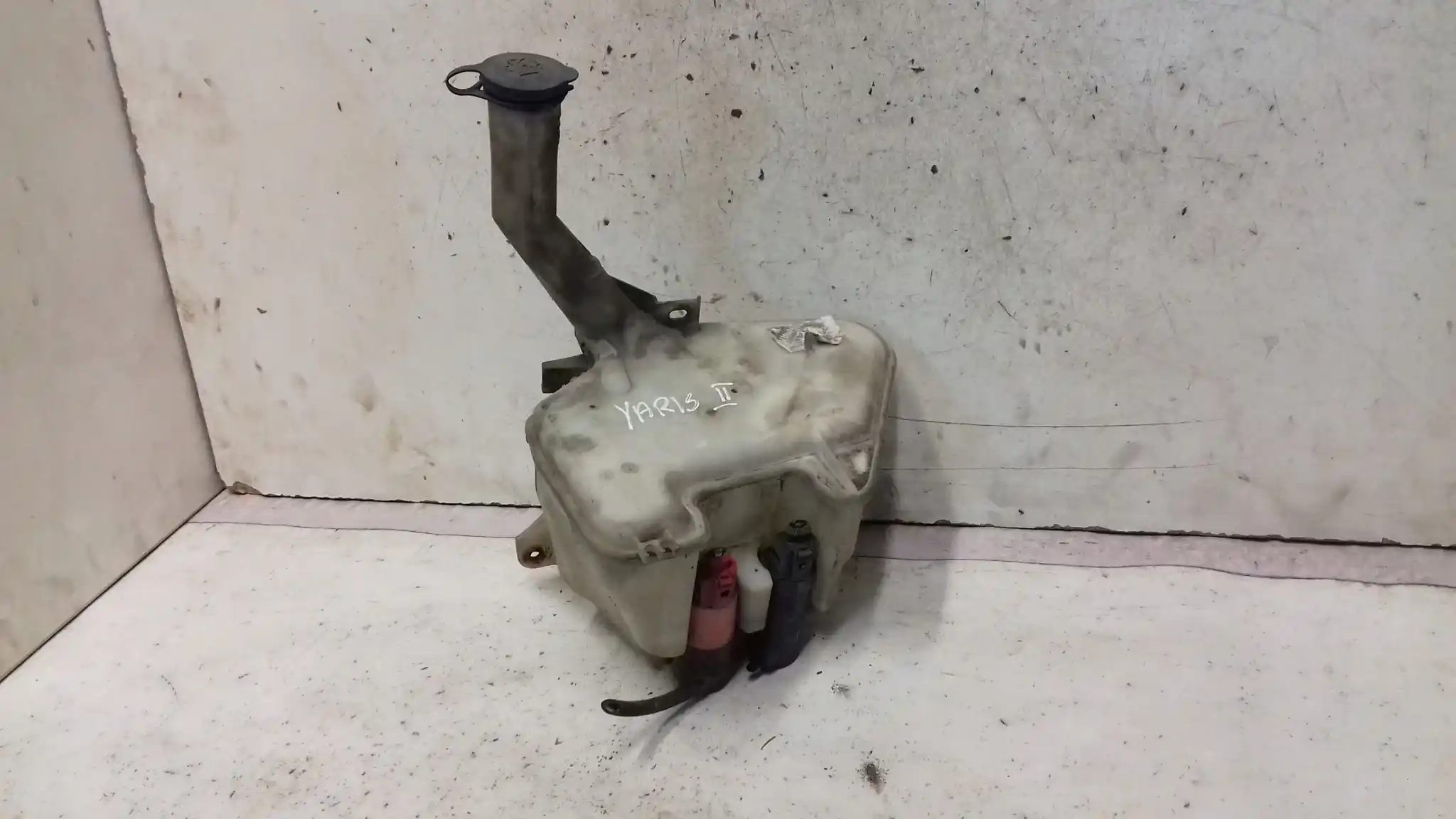 ZBIORNICZEK SPRYSKIWACZY TOYOTA YARIS II 05-