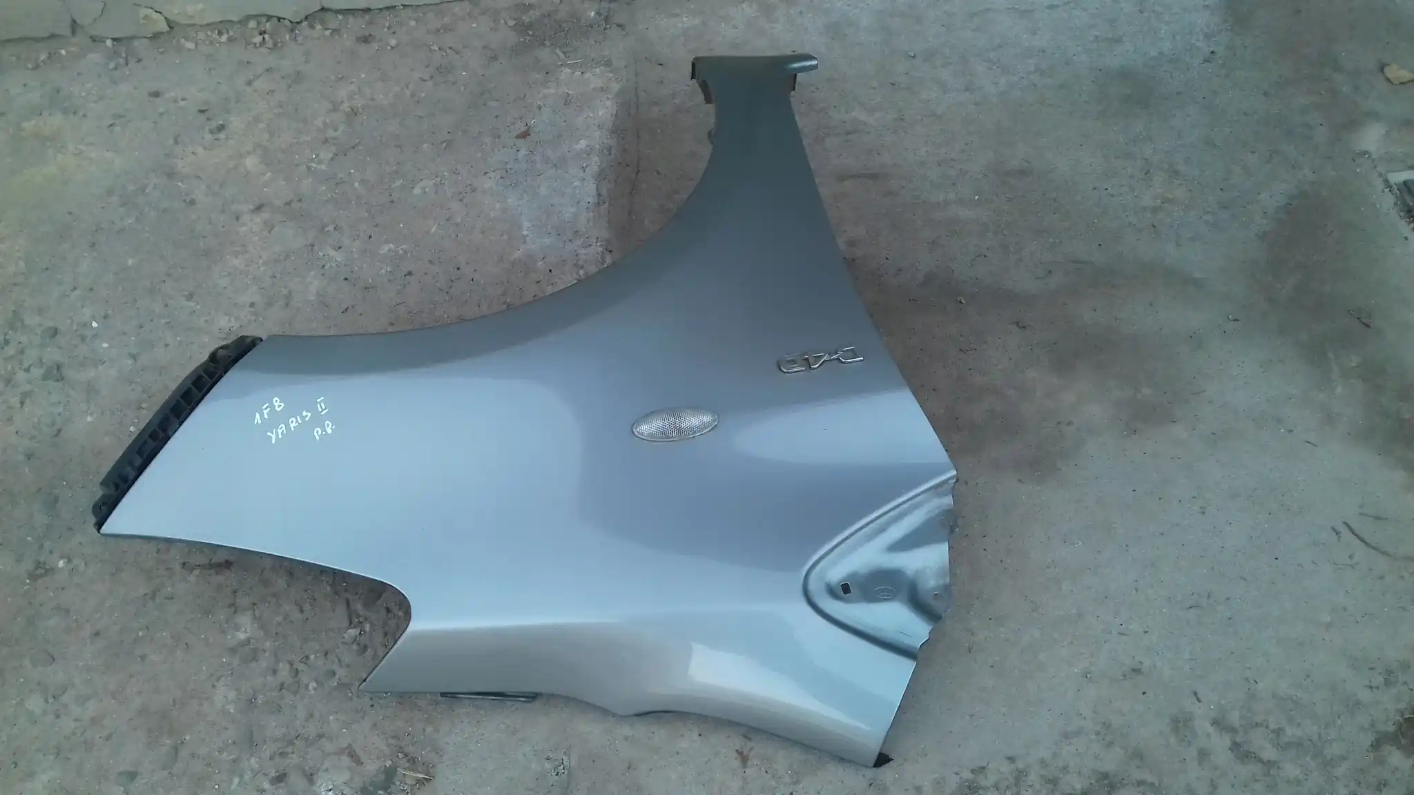 BŁOTNIK PRAWY PRZÓD PRZEDNI TOYOTA YARIS II 05- IF8