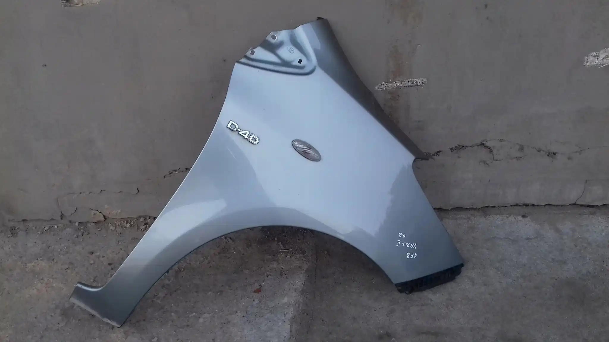 BŁOTNIK PRAWY PRZÓD PRZEDNI TOYOTA YARIS II 05- IF8