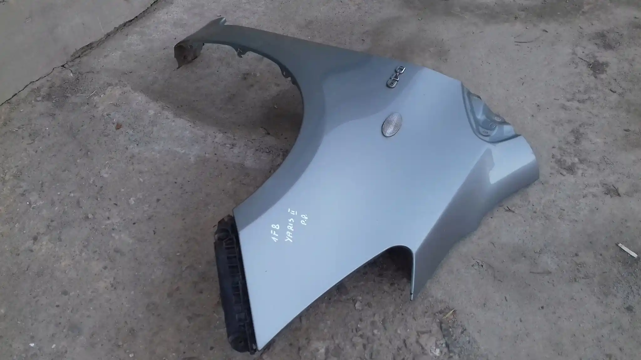 BŁOTNIK PRAWY PRZÓD PRZEDNI TOYOTA YARIS II 05- IF8