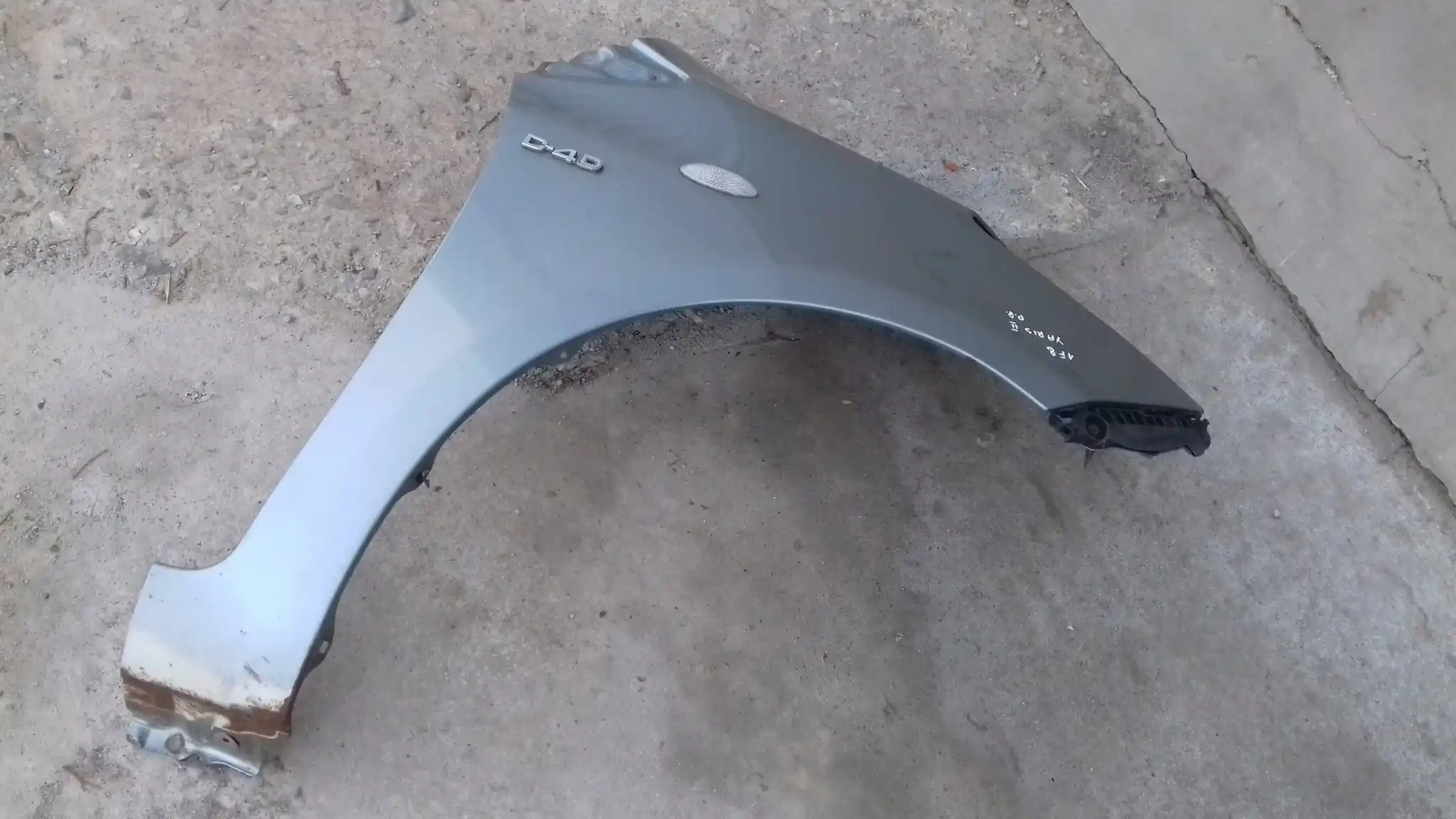 BŁOTNIK PRAWY PRZÓD PRZEDNI TOYOTA YARIS II 05- IF8
