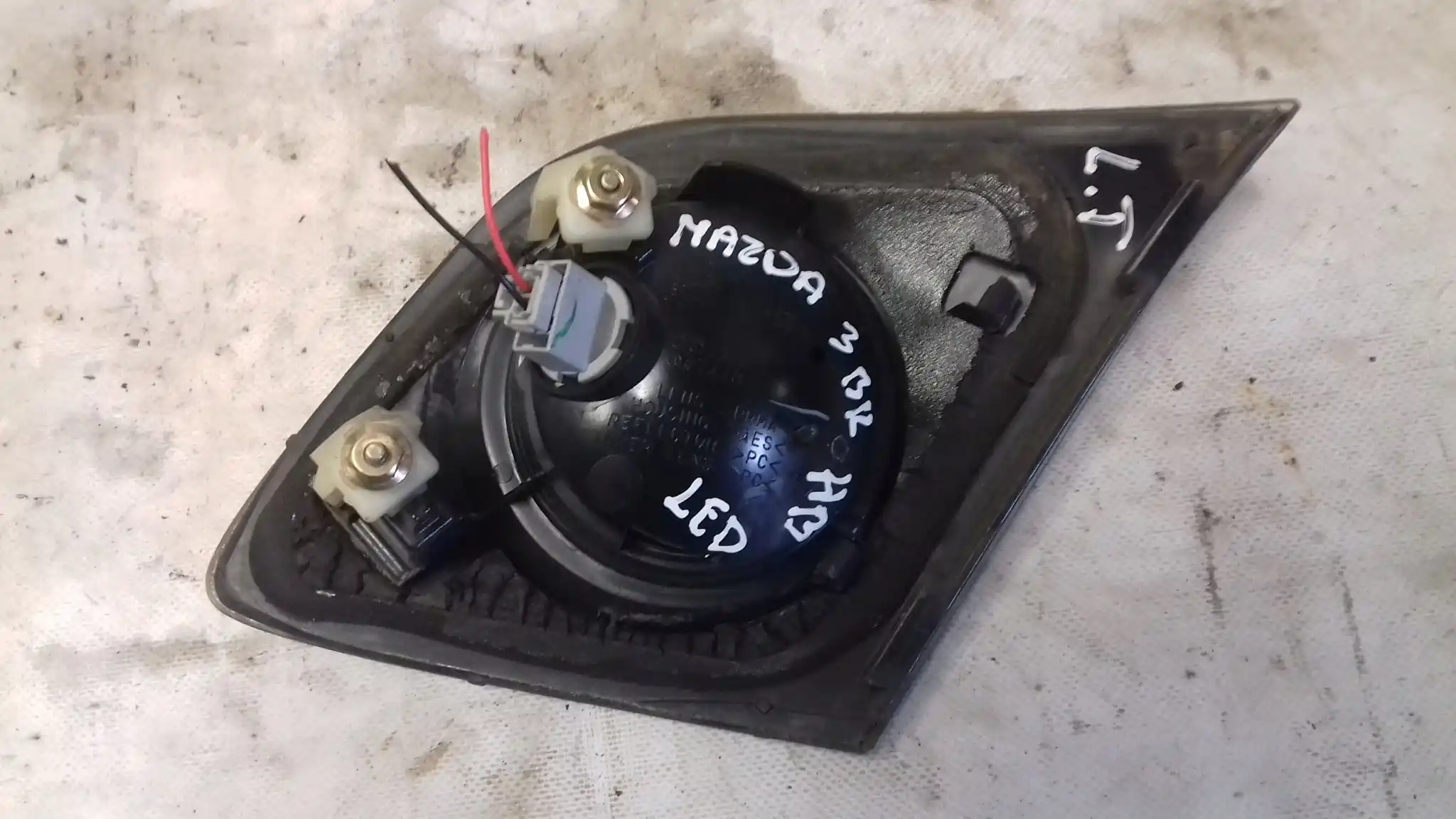 LAMPA LEWY TYŁ TYLNA KLAPY W KLAPE LED MAZDA 3 BK HB 03-