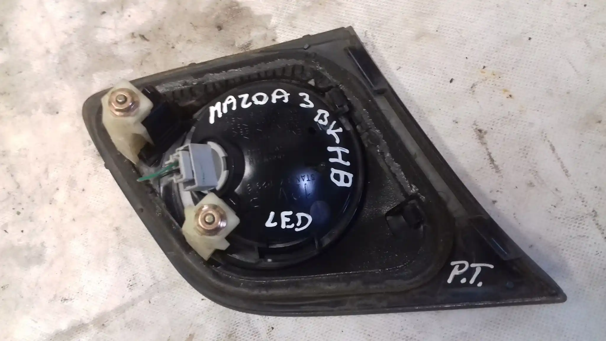 LAMPA PRAWY TYŁ TYLNA KLAPY W KLAPE LED MAZDA 3 BK HB 03-