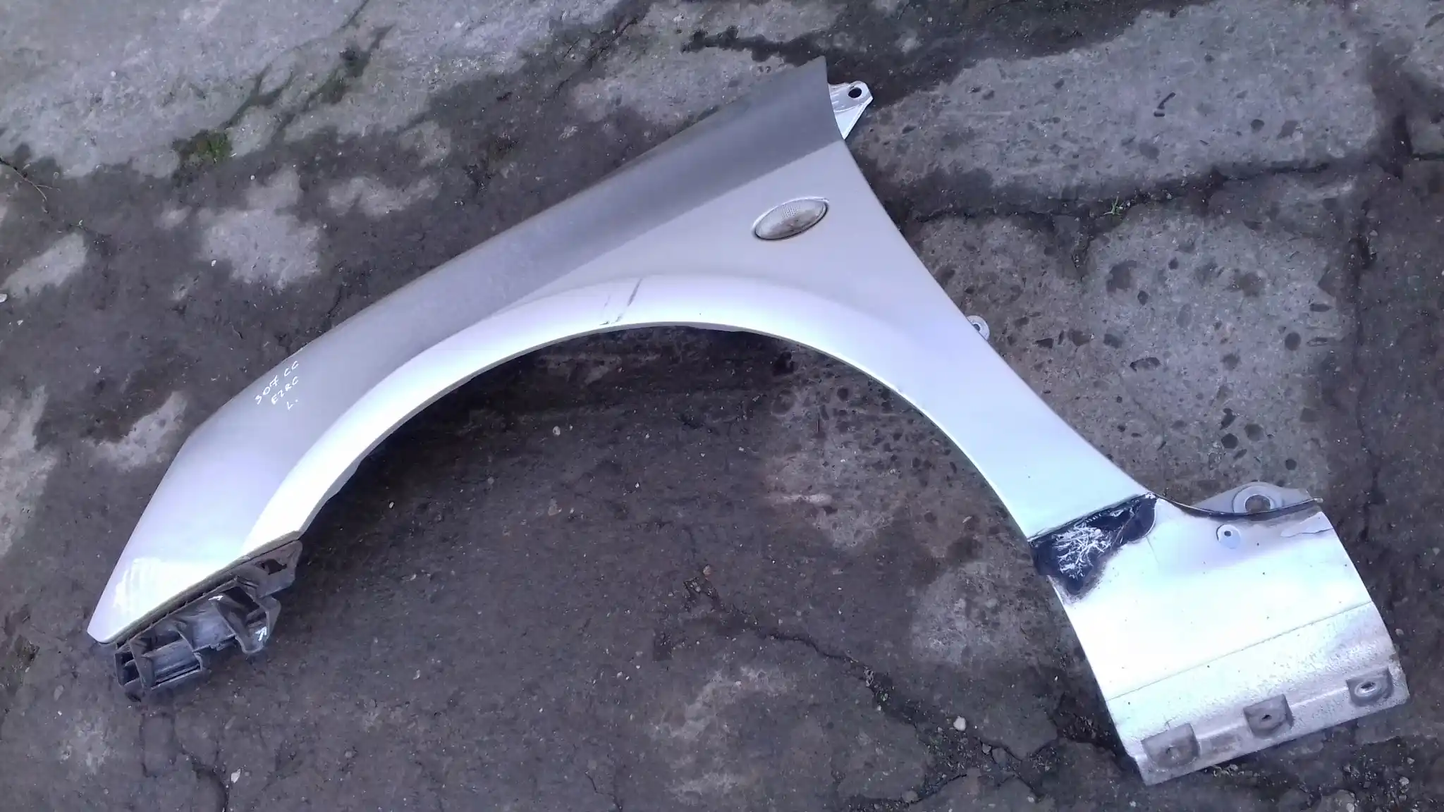 BŁOTNIK LEWY PRZÓD PRZEDNI PEUGEOT 307 CC CABRIO 01- EZRC