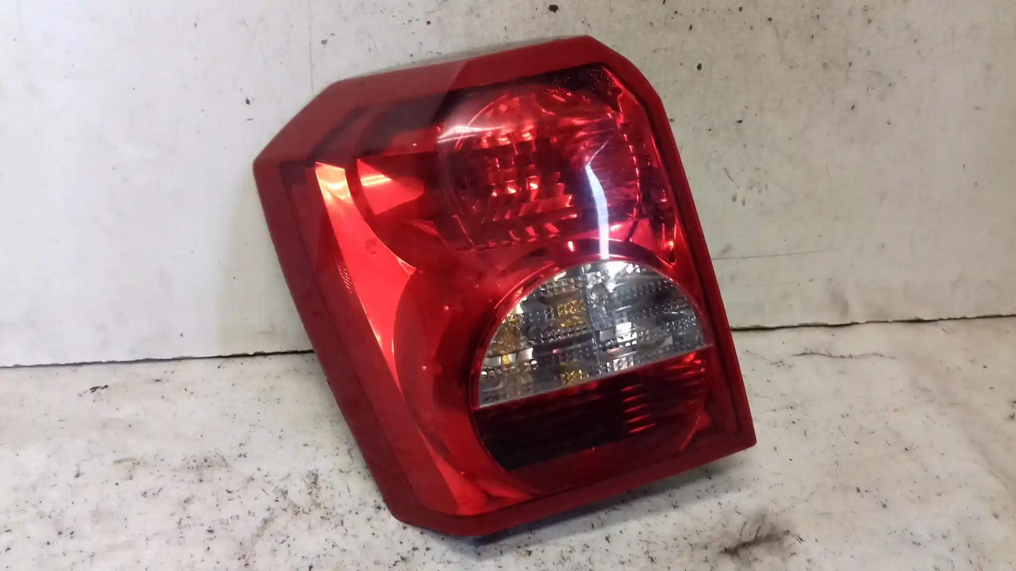 LAMPA LEWY TYŁ TYLNA DODGE CALIBER 06-