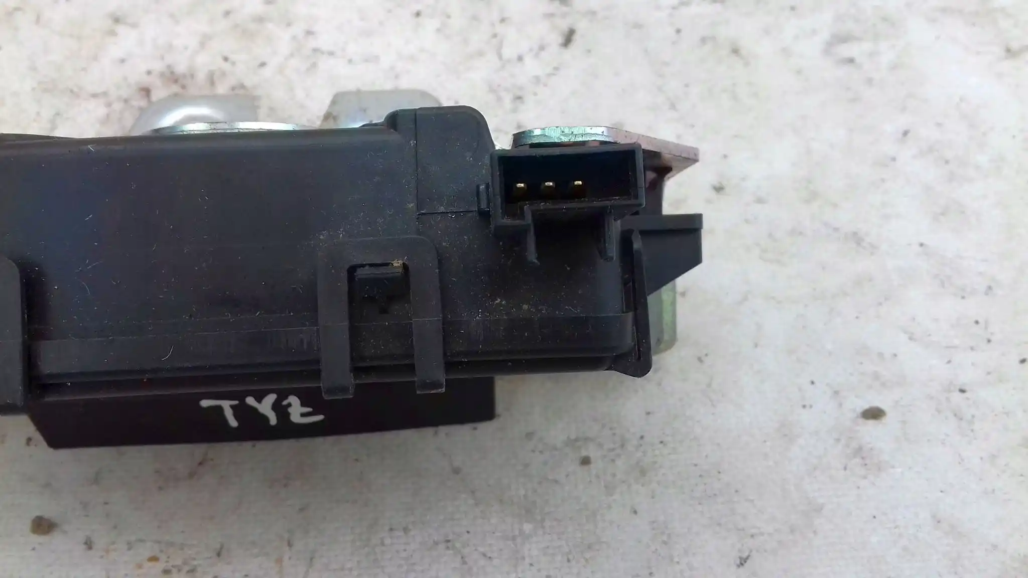 ZAMEK KLAPY TYŁ TYLNEJ 13188851 OPEL ZAFIRA B 05-
