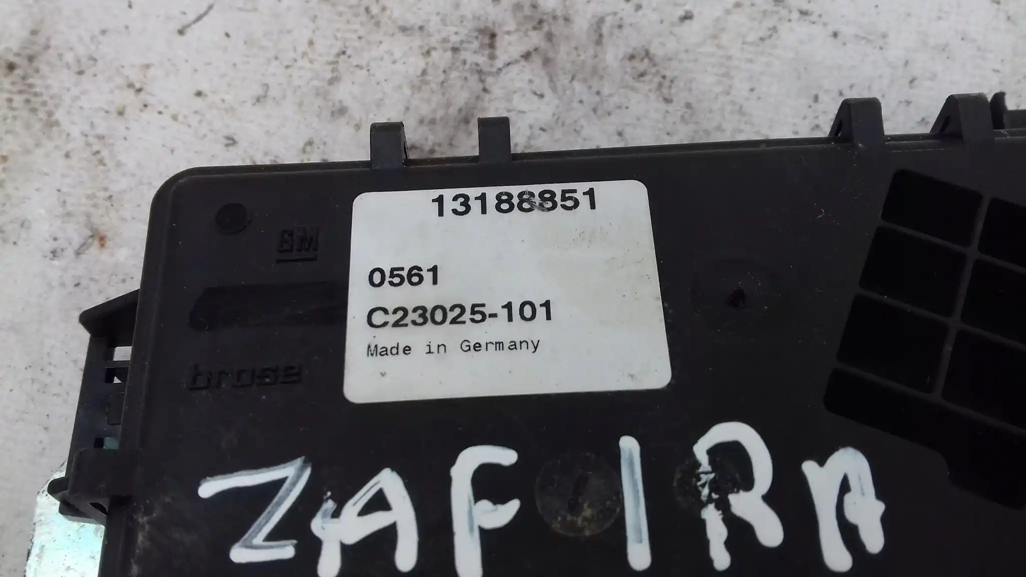 ZAMEK KLAPY TYŁ TYLNEJ 13188851 OPEL ZAFIRA B 05-