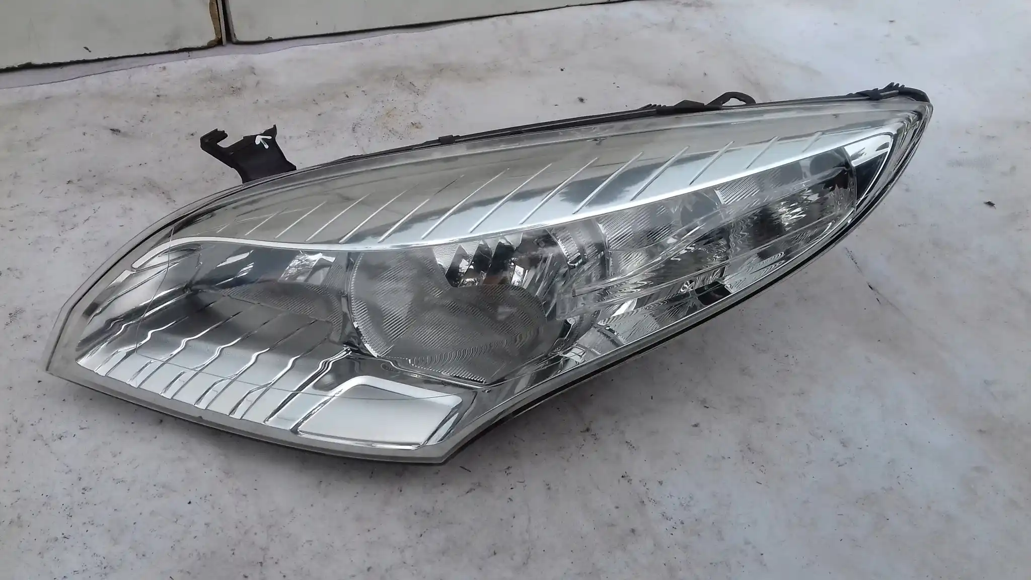 LAMPA LEWY PRZÓD PRZEDNIA 130702310800 RENAULT MEGANE III 08-13