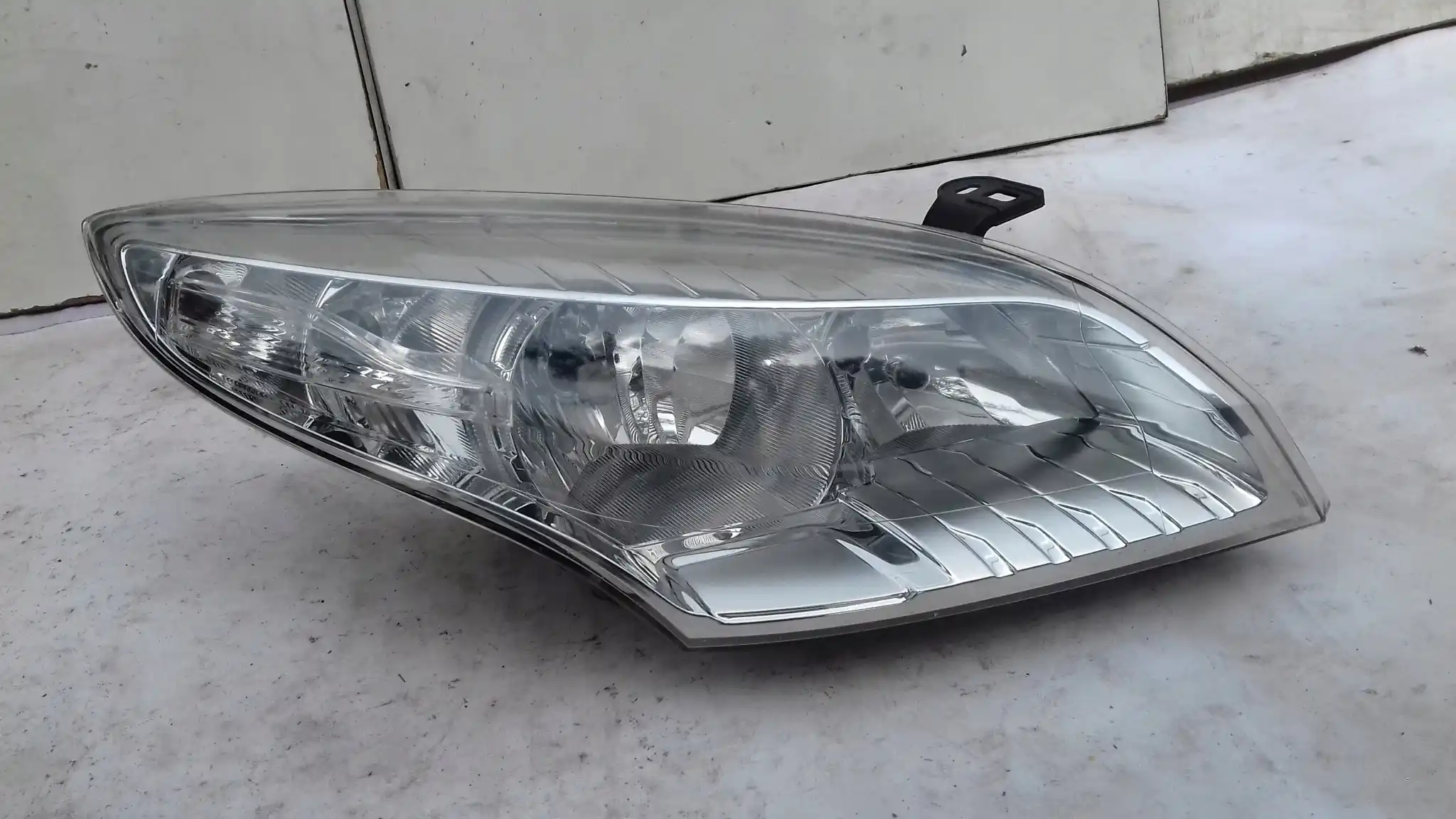 LAMPA PRAWY PRZÓD PRZEDNIA 130702310900 RENAULT MEGANE III 08-13