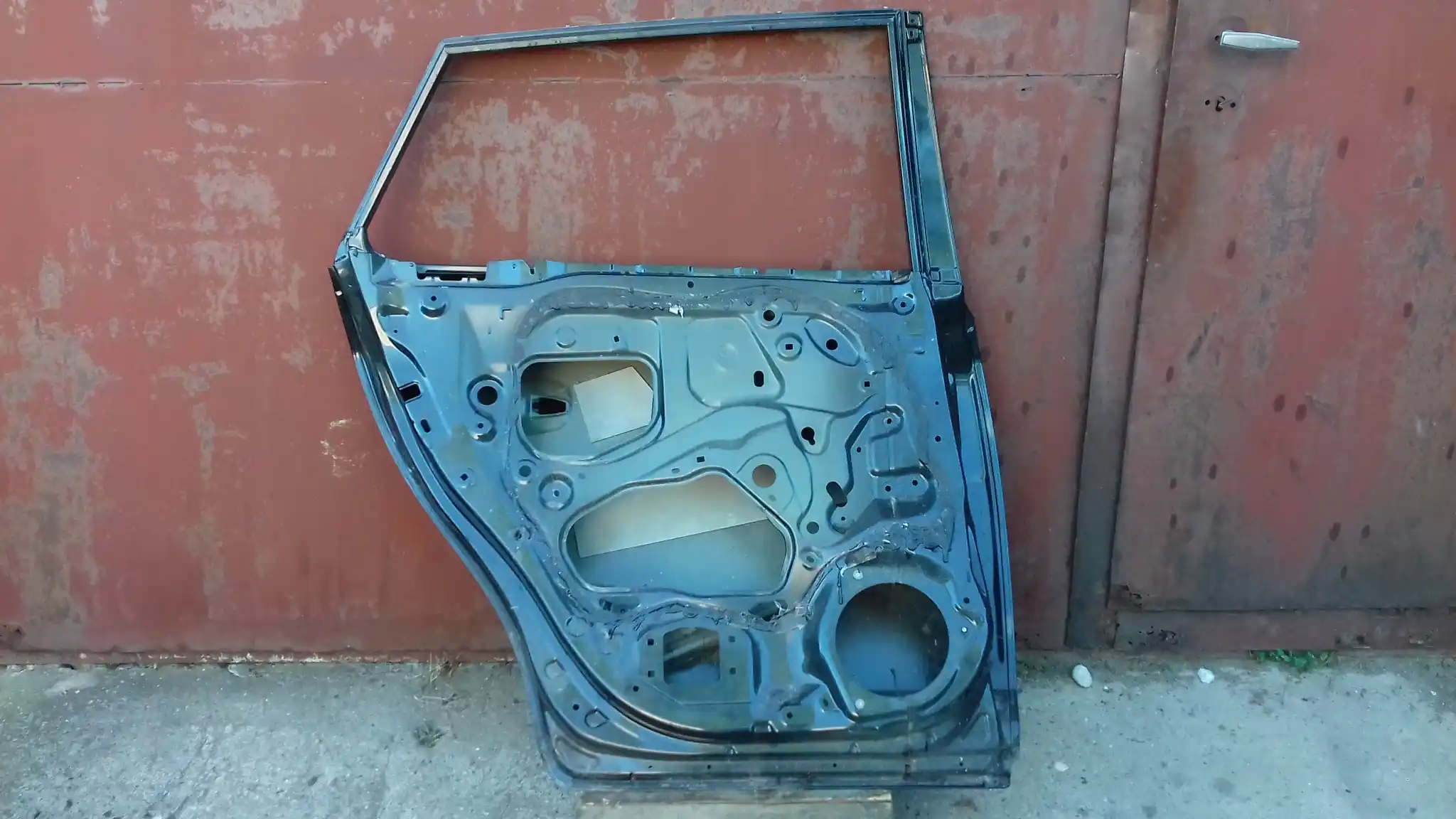 DRZWI LEWY TYŁ TYLNE TOYOTA AVENSIS T27 KOMBI 09-